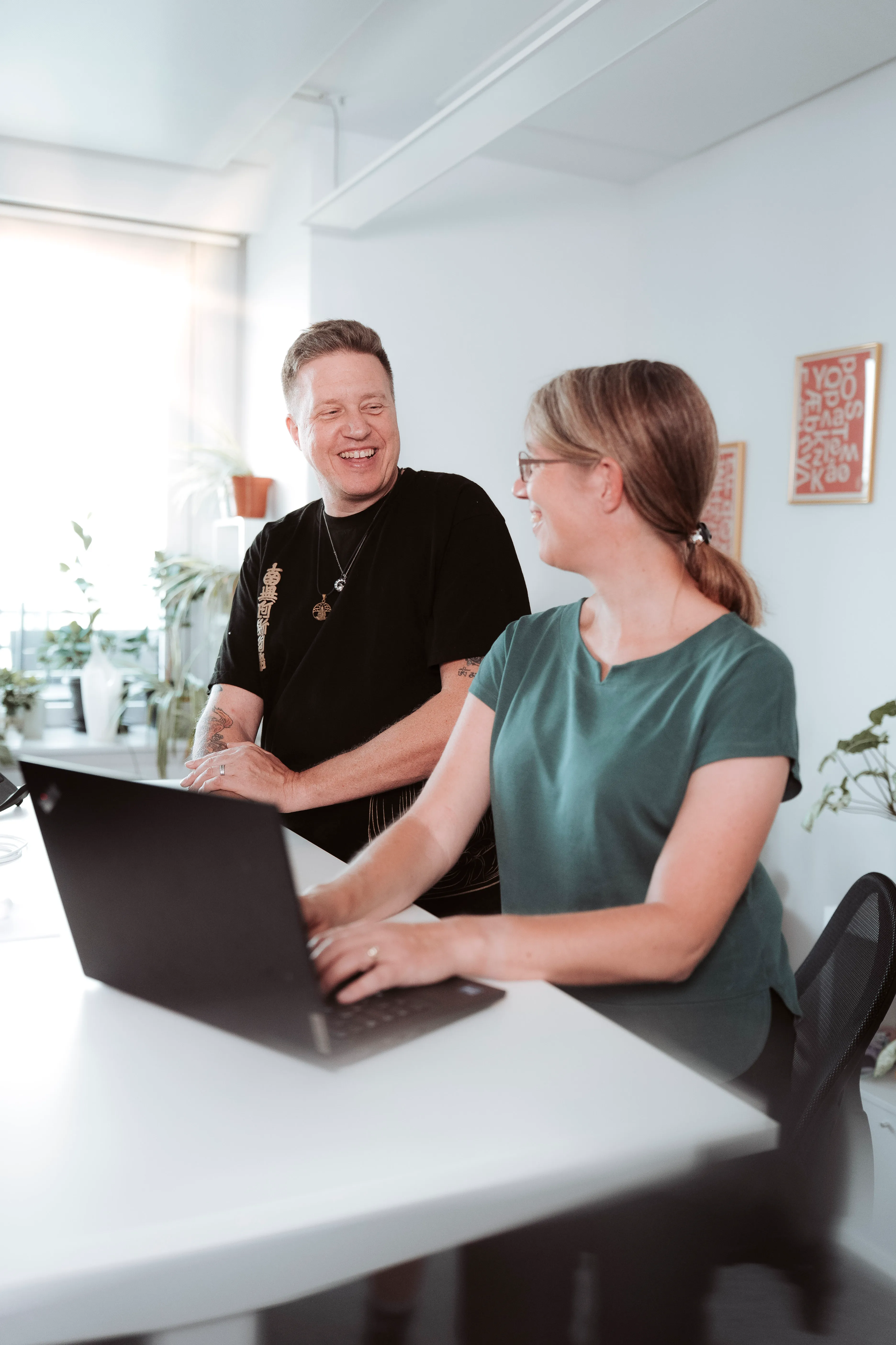 Two Evolit colleagues collaborating