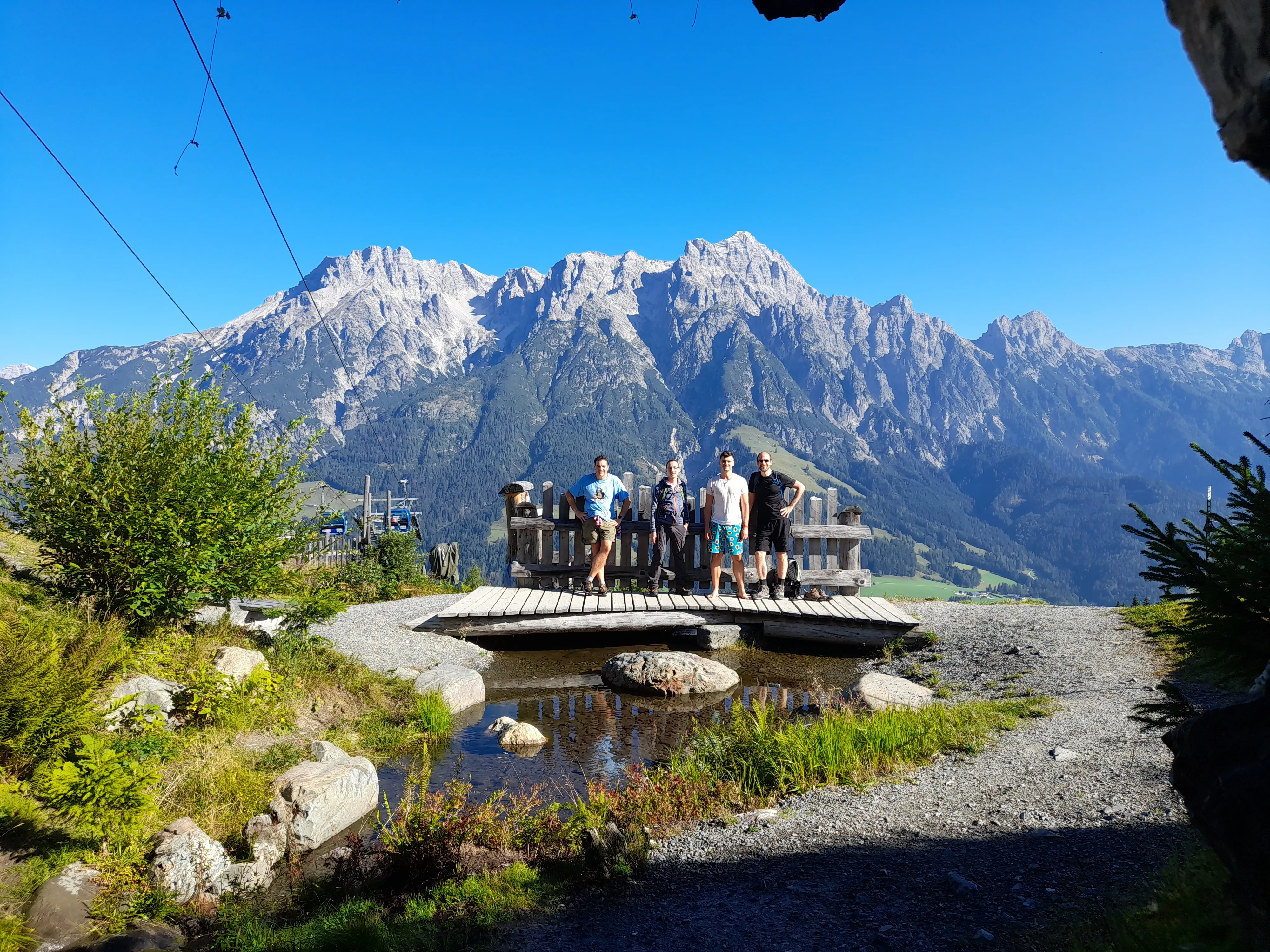 Evolit Team beim Wandern in den Bergen